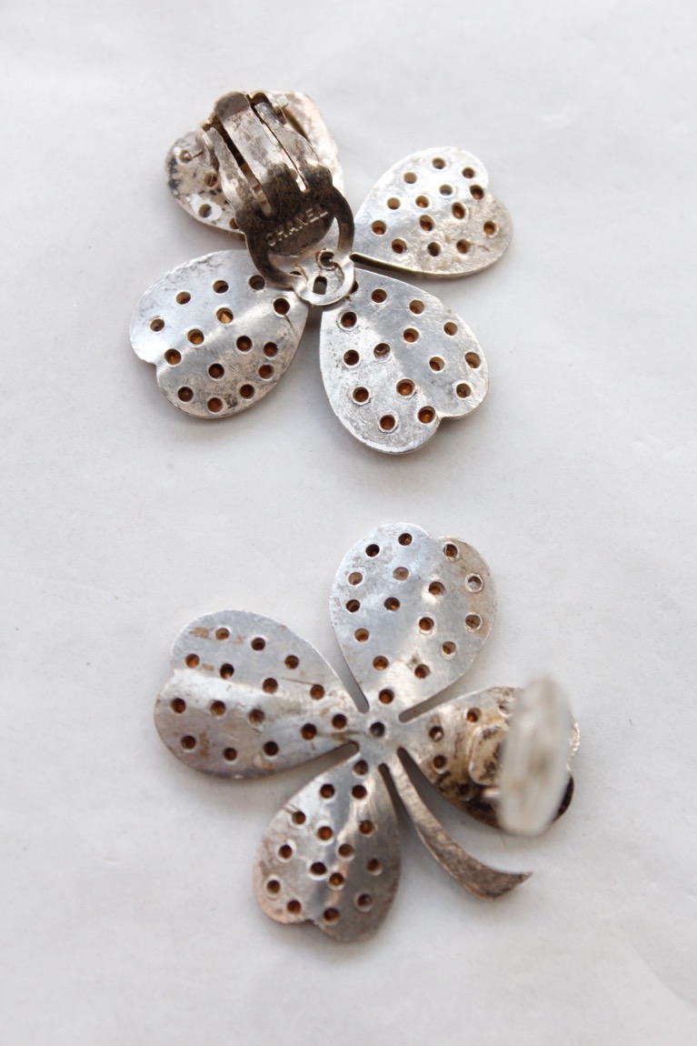 Boucles D'oreilles Clips Années 80 Céramique Et Résine Argentées - Longueur 10 Cm