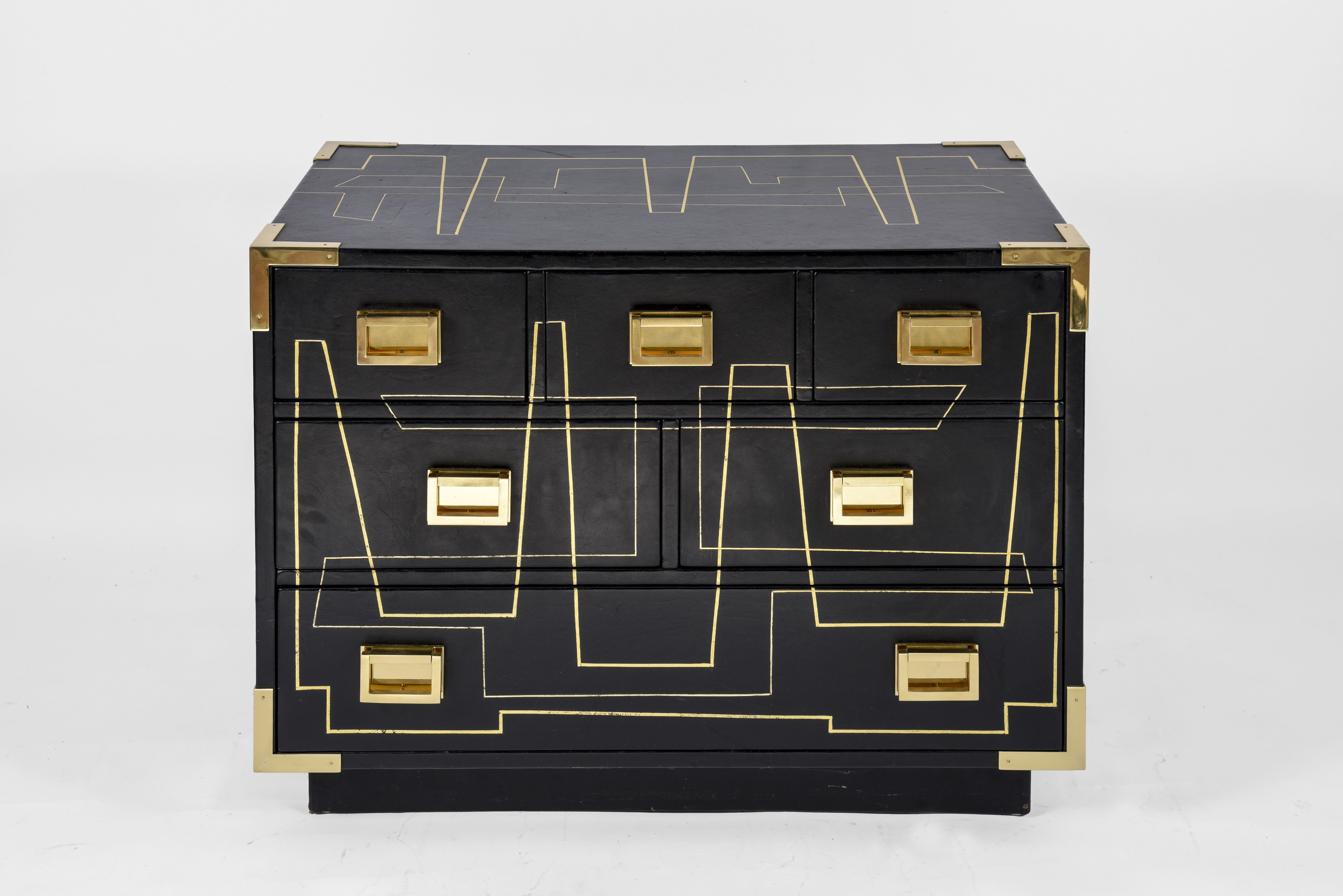 Commode gainé de cuir à décor de filets d'or | Paul Bert Serpette
