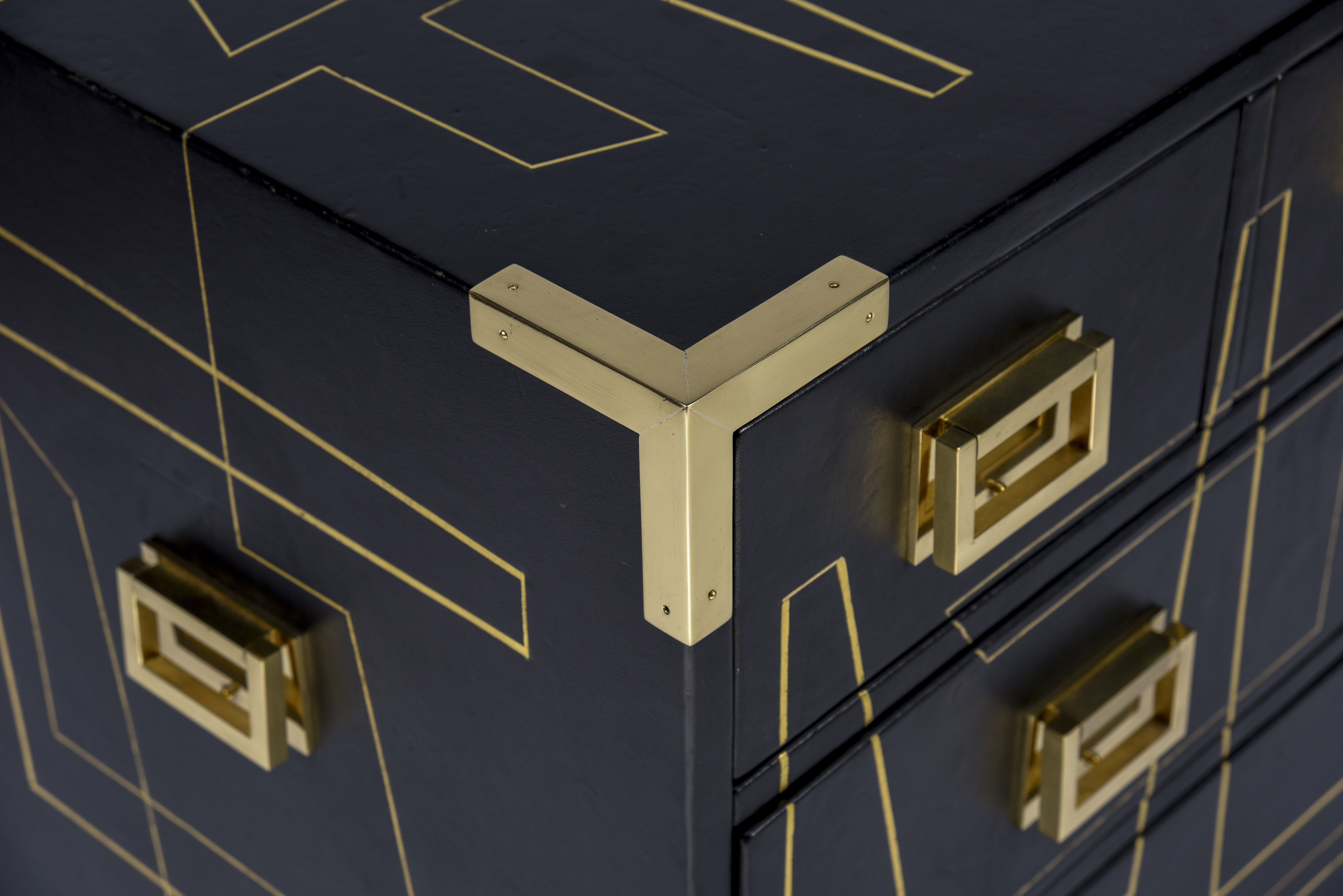 Commode gainé de cuir à décor de filets d'or | Paul Bert Serpette