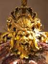 Exceptionnel Masque de satyre en bronze ciselé et doré, détail du couronnement d’une cheminée monumentale de style Louis XIV provenant d’un château dans les Yvelines. Ancienne collection du Maharaja d'Indore Yeshwant Rao Holkar II en 1928.