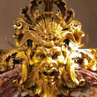 Exceptionnel Masque de satyre en bronze ciselé et doré, détail du couronnement d’une cheminée monumentale de style Louis XIV provenant d’un château dans les Yvelines. Ancienne collection du Maharaja d'Indore Yeshwant Rao Holkar II en 1928.