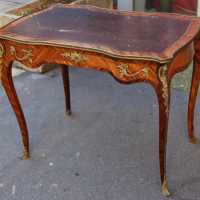Table bureau de dame de style Louis XV en placage de bois de violette, un tiroir en ceinture époque fin XIX
