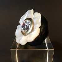 Nacre ,cristal Swarovski et résine
