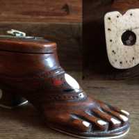 Snuffbox foot-shaped with secret compartment, in carved and inlaid chestnut