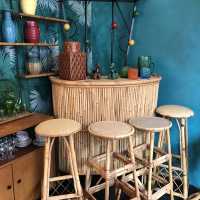 Without the ceramics on it and there are only 2 stools