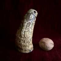 Snuffbox in horn entirely carved in relief carve; XVI / XVIIth; Scandinavia? Friezes decorated with interlacing to identify Scandinavian provenance, and the combination of horn and softwood