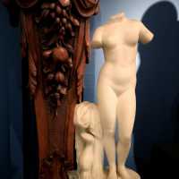 Acephalous marble statuette representing Venus with the dolphin