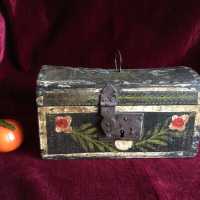 Small Rouen chest, Rouen trunk, wedding chest. Debas factory? 1820-1850 (similar model in the exhibition catalog of the Museum of Norman Traditions and Arts). Folk art, first half of the 19th century
