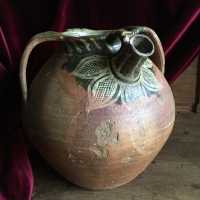 Beautiful decor for this old oiled handled jug, Auvergne oil buire, partially varnished in earthenware with a slip-on decor, with a leafy floral motif