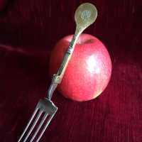 Hunting fork, folding with sprung system, in wrought iron and brass, engraved decoration
