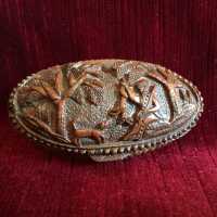 Hunting snuffbox in corozo nut, very finely carved with a hunter's decor holding a hare, resting with his dog in a wooded clearing