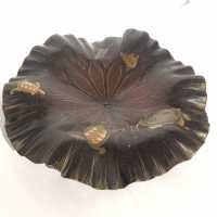 Feuille de lotus en bois sculpté laqué nashiji avec tortues et grenouilles - Japon