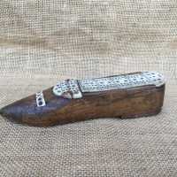 Game box sculpted in the shape of a shoe, with dominoes and dice games. In white wood, and bone - XIXth french folk art