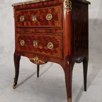 Chest of drawers between two ep. Transition