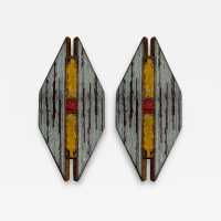 Pair of brutalist sconces in gilded wrought iron and hammered glass by Longobard. Italy 1970. in the style of Biancardi Jordan Arte, Poliarte, Carlo Aldo Nason, Mazzega Murano, Venini, Vistosi, La Murrina. pendant lightning chandelier wall lamps light mid-century