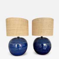 Paire de lampes de table ou de chevet modernes du milieu du siècle en terre cuite émaillée bleue décor Rimini, détail en laiton de la manufacture italienne Bitossi. Dans l'ambiance des années 1950 Pompeo Pianezzola, Claudio Pulli, Roger Capron, Borderie, Les Frères Cloutier, Mado Jolain, Les 2 Potiers, Georges Jouves, Ruelland, Les Argonautes, Mithe Espelt.