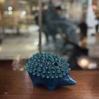 Pique-fleurs hérisson céramique émaillée de Pol Chambost