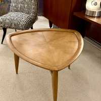 Table basse « triangle »  chêne massif et placage de chêne