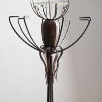 Lampadaire Pavot d'André Dubreuil, détail de la partie supérieure en fer forgé