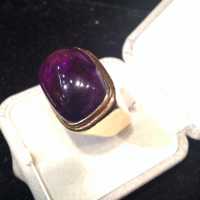 Bague en or jaune martelé 18 carats avec cabochon d’améthyste signée David Webb