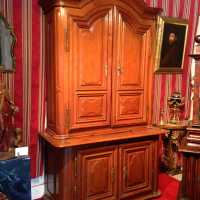 Buffet deux corps en chêne blond alsacien, modèle Louis XIV