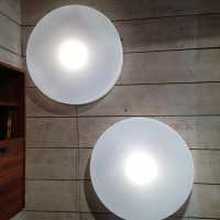 Deux appliques rondes en perplex et métal blanc des années 1980 