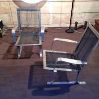 Petite paire de fauteuils en aluminium, travail artisanal, circa 1970