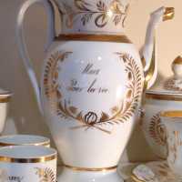 Une cafetière Restauration en porcelaine vieux Paris du XIXème siècle