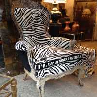 Fauteuil du XIXème siècle recouvert de velours façon zèbre