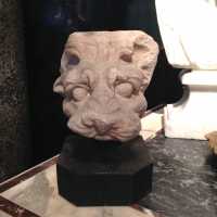 Fragment de tête de lion en marbre, époque romaine