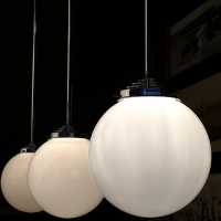 Suspensions globe verre opalin et métal (1960)
