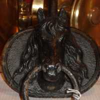 Paire d'anneaux d'écurie en forme de tête de licorne, circa 1900