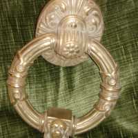 Heurtoir en bronze à décor de tête de chien