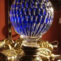 Boule d’escalier bleue en cristal, base en laiton, circa 1900