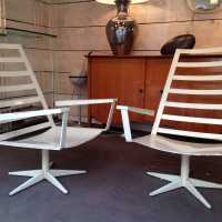 Paire de fauteuils tournants, tôle laquée crème, vers 1950
