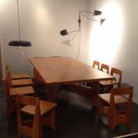 Table et 10 chaises, Michaud, création pour un pavillon de chasse, hêtre, 1966