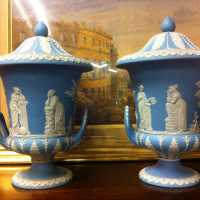 Paire de vases couverts Wedgwood