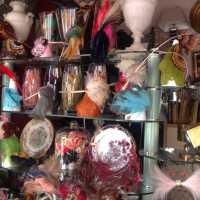 Lot de plumes et fleurs chapeaux. Lot of feathers and flowers for hats.