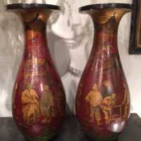 Paire de vases aux chinois en carton bouilli, XIXème siècle