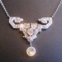 Collier en or blanc, platine, diamants et une émeraude d’époque Art Déco