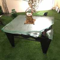Table basse en bois d'ébène, 1998 - Boîte en laiton doré et cristal, 1996 - Console en laiton, 1985