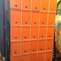 Ensemble de boîtes oranges 1970