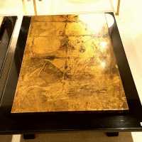 Paire de tables en laque noir et feuille d'or, XXème siècle