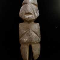 Grande idole anthropomorphe aux traits stylisés, diorite gris-vert, 300 - 100 av. J.-C, Mexique