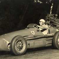 Louis Volloresi sur Ferrari par Louis Klemntarski, circa 1954