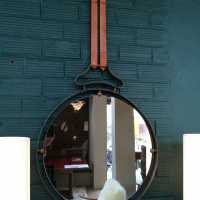 Miroir italien en cuir et laiton circa 1980