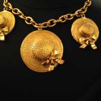 Collier aux chapeaux, Chanel, début 1980