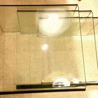 Trois tables gigognes en verre, XXème siècle