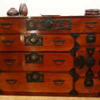 Commode japonaise du début du XXe siècle en essence de keyaki (orme) et paulownia