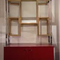 Étagère Roméo Riga dans le goût de Willy Rizzo et meuble laqué rouge surmonté d'une étagère chromée et dorée composée de verre ambré circa 1970